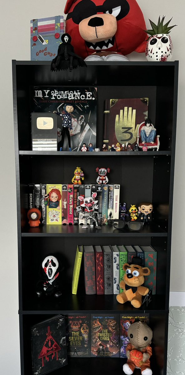 For those who asked for a closer look at my horror shelf :)