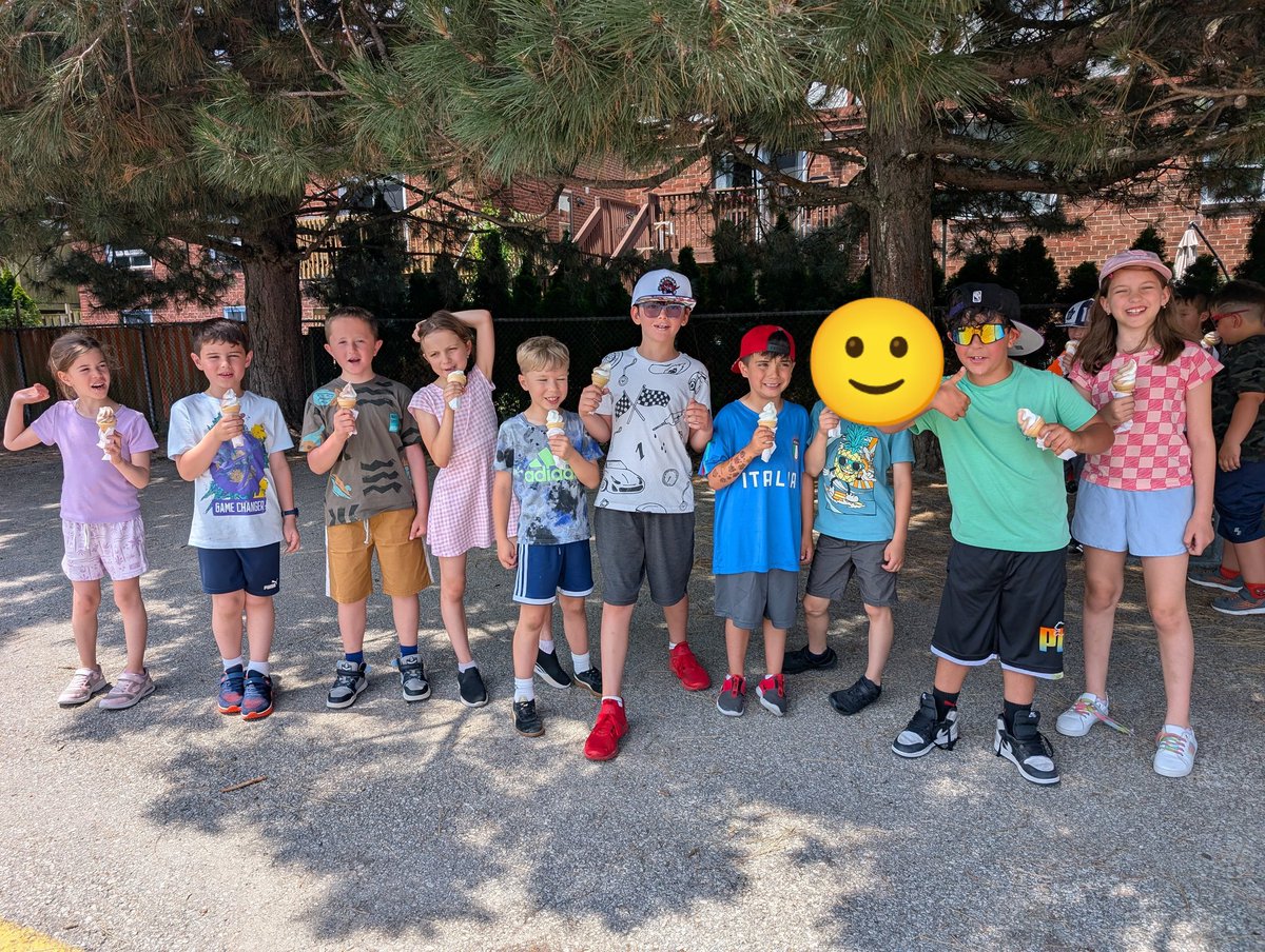 MrsPereiraClass's tweet photo. Today students enjoyed a delicious ice cream treat! Thank you Parent Council for organizing this wonderful event! We are so lucky to be at the best school in Mississauga!🍦 https://t.co/wNWa9e2b4Q