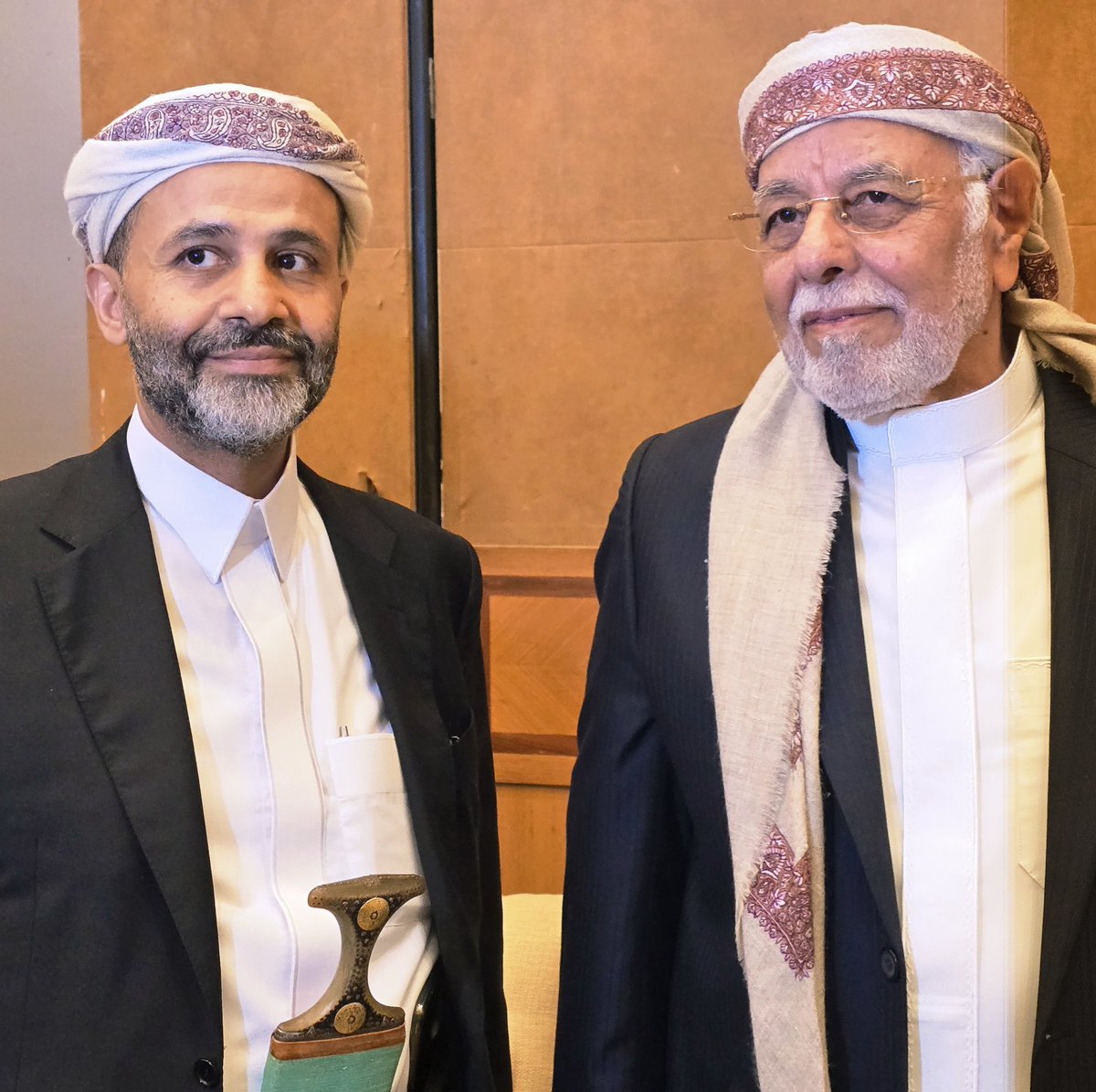 كفروا بأنعم الله فأذاقهم الله لباس الجوع والخوف بما كانوا يصنعون ..
علموا أولادكم بأن هذان كانا السبب الرئيسي لاسقاط الوطن وادخال اليمن في هذه الدوامه والمعاناه من 2011 الى اليوم 

فاعتبروا يا أولي الابصار .
#سوء_خاتمه