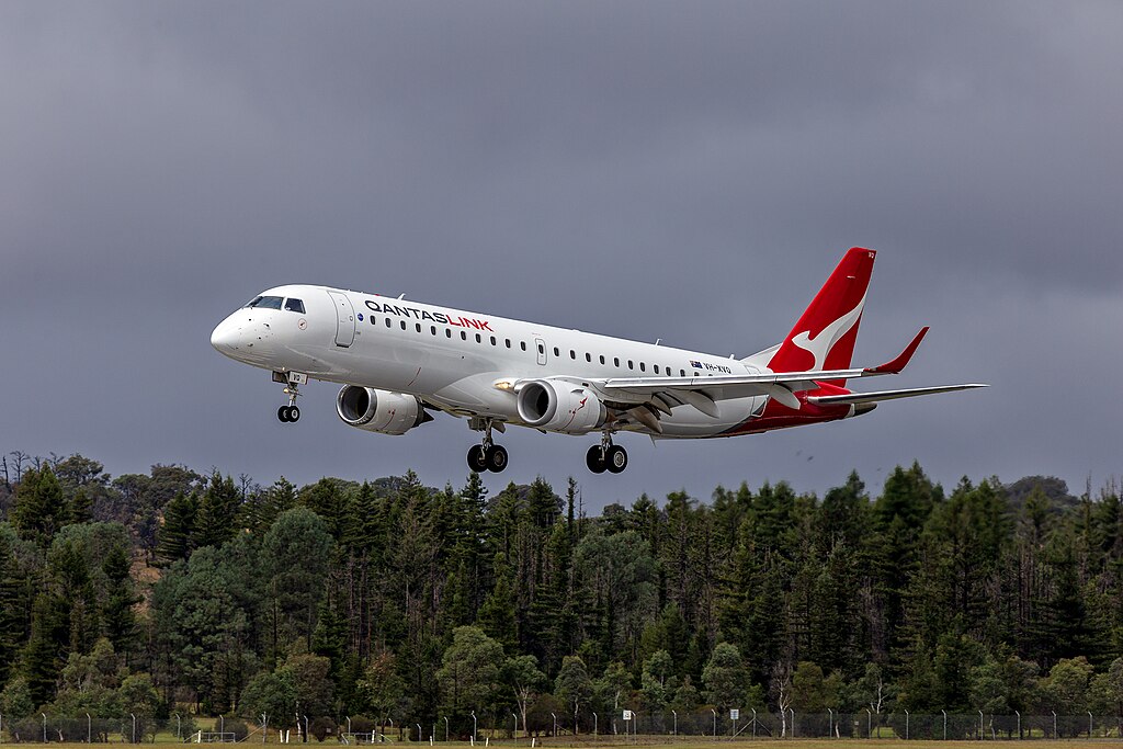AvSourceNews's tweet image. QantasLink will phase out its aging Western Australian Fokker F100 fleet, replacing them with up to 19 Embraer E190 regional jets from late 2026.

aviationsourcenews.com/qantaslink-sel…

#Qantas #QantasLink #WesternAustralia #Embraer #E190 #AvGeek