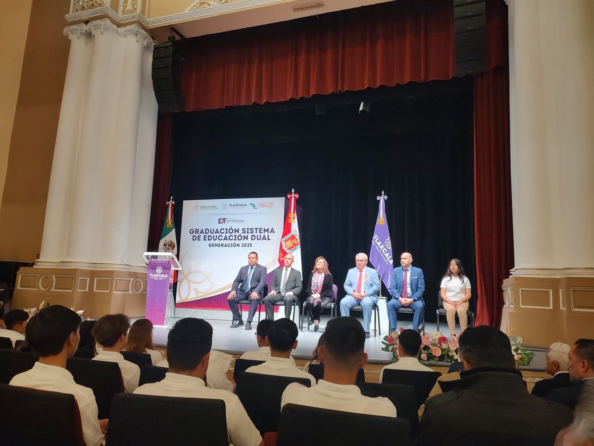 Pattymartes's tweet photo. La presencia de nuestra Gobernadora fue un honor para nuestra ceremonia de graduación de Educación Dual, nuestros estudiantes se sintieron valorados y reconocidos. 
¡Viva el CECyTE!
@GobTlaxcala @septlaxcala 
@ccecyte @CecyteTlaxcala https://t.co/noCPH9EnJ3