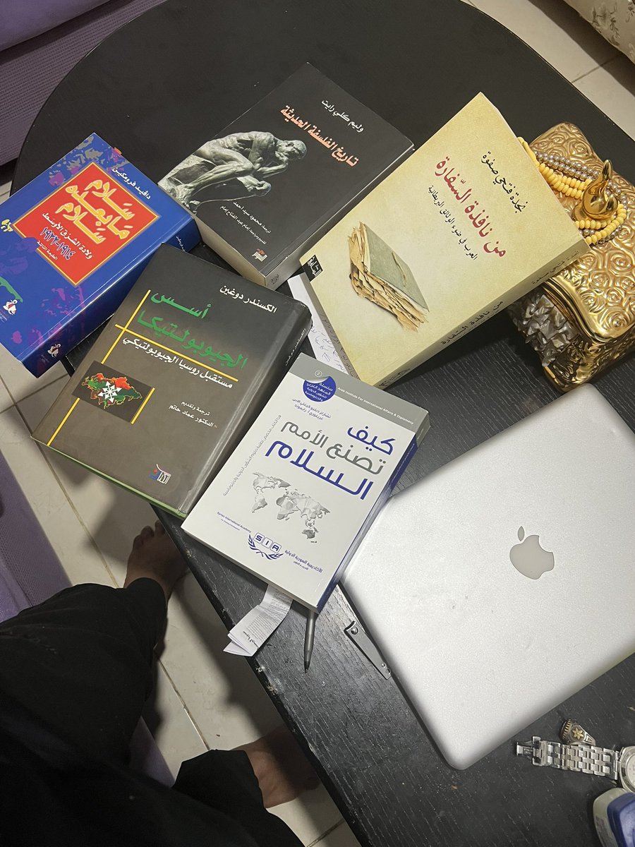 عندما يُحكم الإحباط قبضته على القلب، لا ينفع كتاب، ولا تُجدِ كتابة، ولا تجد رفاقًا وأصدقاء تبوح لهم بما في صدرك، ولا مواقع تواصل تحتوي ألمك وتنفس عنك.
حتى الهاتف يصبح عبئًا وحالةً من الاكتئاب، فلا تطيق الرد على مَن يتصل بك.
تبحث عن كتاب عله يساعدك، ولكن المفاجأة مؤلمة: لا تقدر