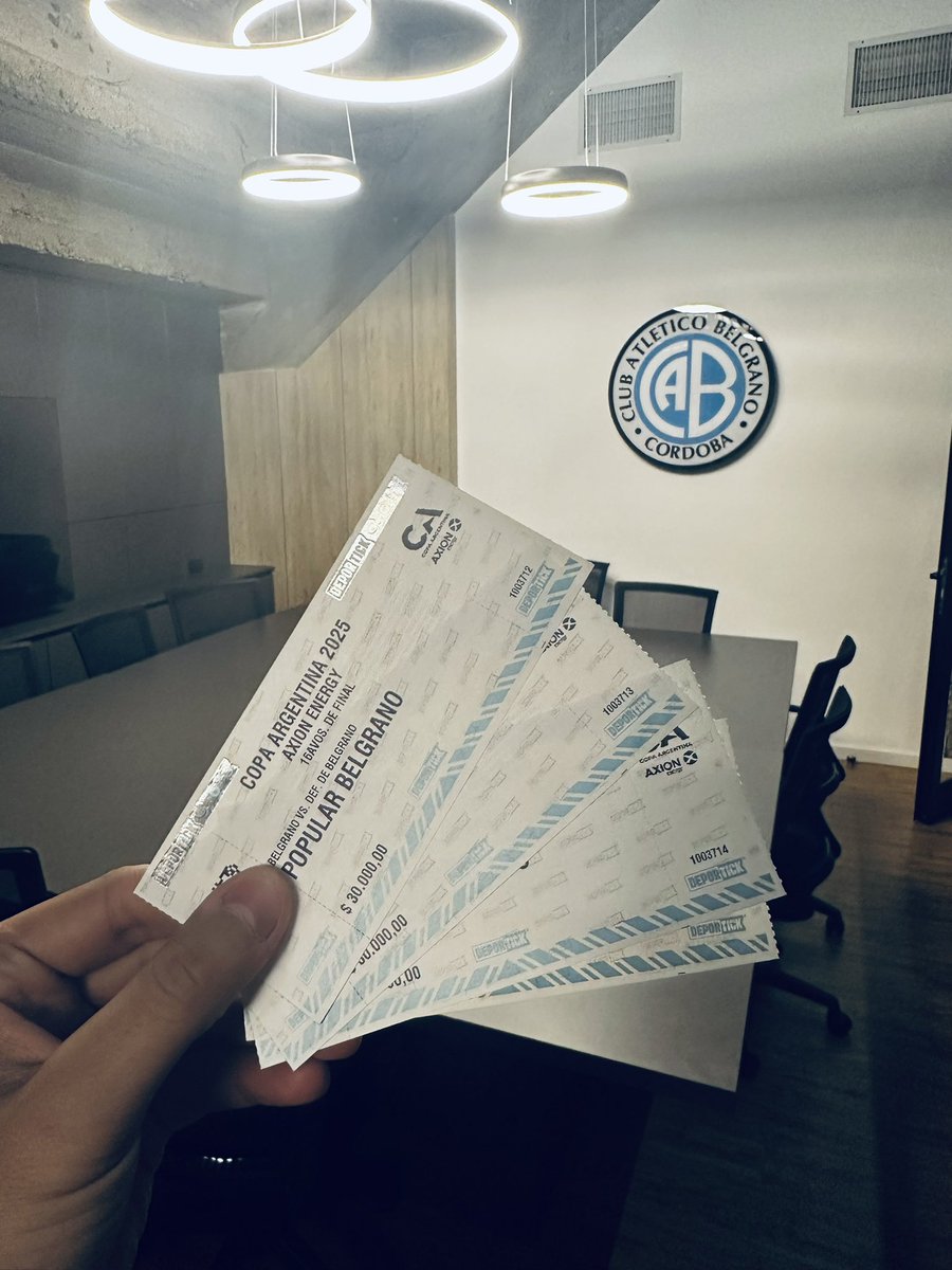 Si me andan buscando, MIREN A LA TRIBUNA🩵