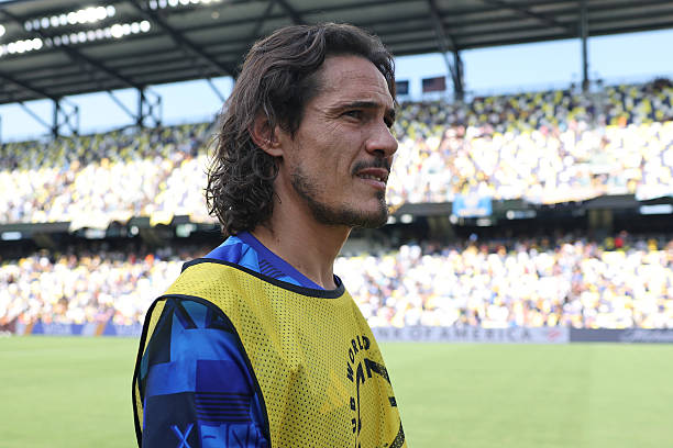 la12tuittera's tweet photo. 🚨🇺🇾Informa @Augustocesar22 que EDINSON CAVANI VA A CUMPLIR SU CONTRATO hasta Diciembre de 2025.

⚠️Jugó sin estar en condiciones vs Auckland City y es uno de los apuntados por sus declaraciones. https://t.co/xsz7oaeqWG