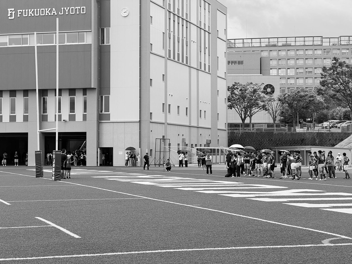 rug_rug8's tweet photo. 試合後
ゴールポストの下で
家族と撮った写真は
中学ラグビー最初で最後の
家族ショット

#中学ラグビー引退 https://t.co/k8Bo0yTsWd
