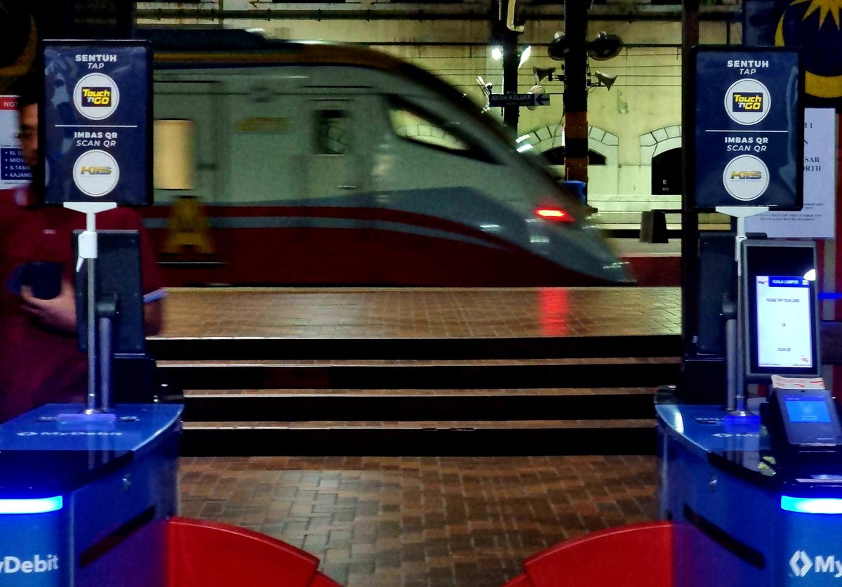 szehoong's tweet photo. 📸
😎 👍 Kami juga lihat lokomotif Kelas 29 (Dalian), sebuah tren Komuter Kelas 81 (EMU 05) dan kelihatan juga banyak ETS Kelas 93 semasa 'spotting' ETS 3 dalam perjalanan menuju ke utara. https://t.co/pndPdVXr5L