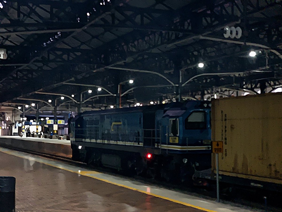 szehoong's tweet photo. 📸
😎 👍 Kami juga lihat lokomotif Kelas 29 (Dalian), sebuah tren Komuter Kelas 81 (EMU 05) dan kelihatan juga banyak ETS Kelas 93 semasa 'spotting' ETS 3 dalam perjalanan menuju ke utara. https://t.co/pndPdVXr5L