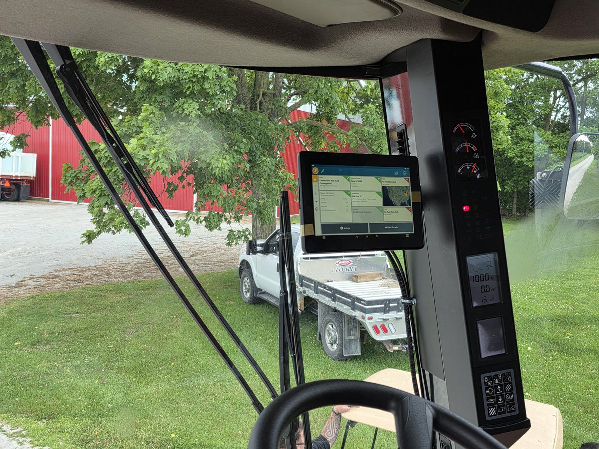 Gary_Taves's tweet image. Dialed in: GFX-750 display, NAV-900 receiver, and CenterPoint RTX.
EZ-Pilot Pro installed on the 7088 at Mann Farms (Chatham ON) with tight cable management.
Ready to roll for wheat! 🌾
#TrimbleAg #PrecisionFarming @gpsontario