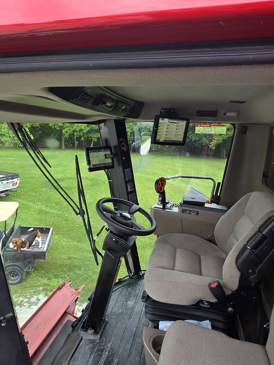 Gary_Taves's tweet image. Dialed in: GFX-750 display, NAV-900 receiver, and CenterPoint RTX.
EZ-Pilot Pro installed on the 7088 at Mann Farms (Chatham ON) with tight cable management.
Ready to roll for wheat! 🌾
#TrimbleAg #PrecisionFarming @gpsontario