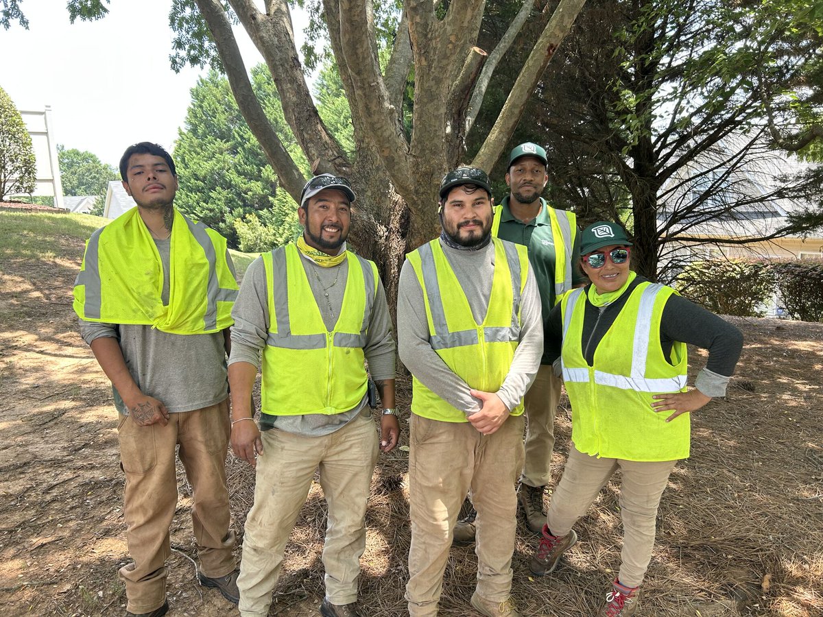 ☀️ It’s been a hot one this week but that hasn’t slowed our Raleigh team down! It’s this kind of teamwork that keeps the Green Team going strong. 🌿

#Teamwork #GreenTeam #Landscaping #CommercialLandscaping #RaleighNC