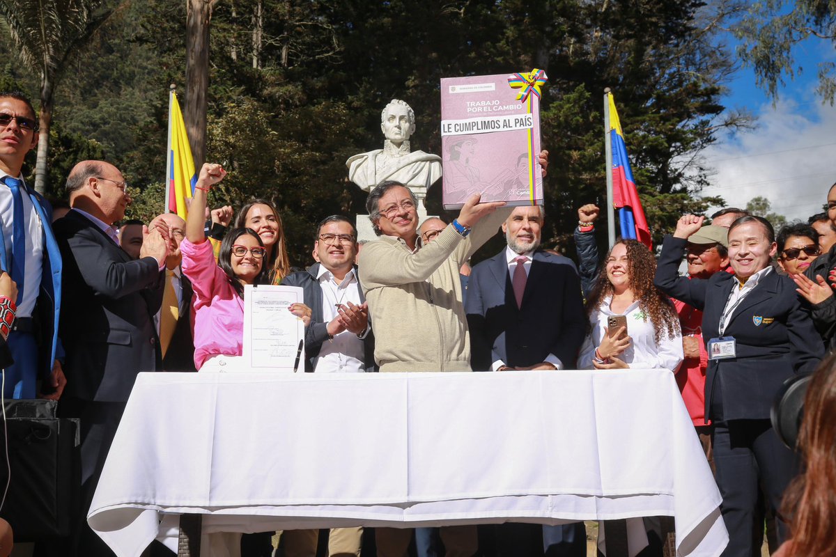 Hollman Morris (@hollmanmorris) on Twitter photo “Y la promesa será cumplida y otra historia empezará a contarse en Colombia”
<a href="/petrogustavo/">Gustavo Petro</a>. “Y la promesa será cumplida y otra historia empezará a contarse en Colombia”
<a href="/petrogustavo/">Gustavo Petro</a>.