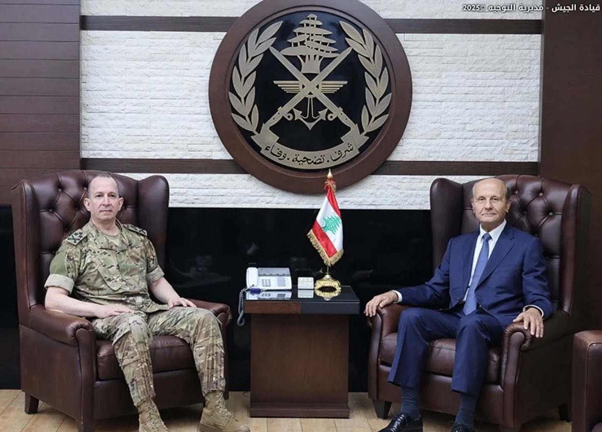 زار وزير الداخلية السابق العميد مروان شربل قائد الجيش العماد رودولف هيكل، حيث جرى خلال اللقاء بحثٌ في آخر المستجدات والتطورات على الساحة المحلية. وتم التأكيد على أهمية التنسيق بين مختلف المؤسسات الأمنية لضمان الاستقرار وتعزيز الأمن في ظل الظروف الراهنة.

#LebaneseArmy