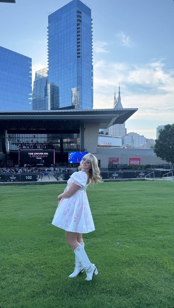 hourlyrydel's tweet photo. Hello???? The outfit is so pretty! https://t.co/ZZKZZUuwvj