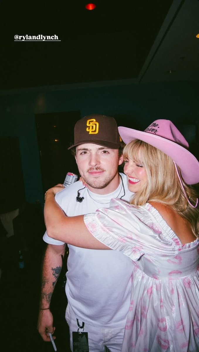 hourlyrydel's tweet photo. The big sis ✨🩷 https://t.co/xFWTR6fTT1