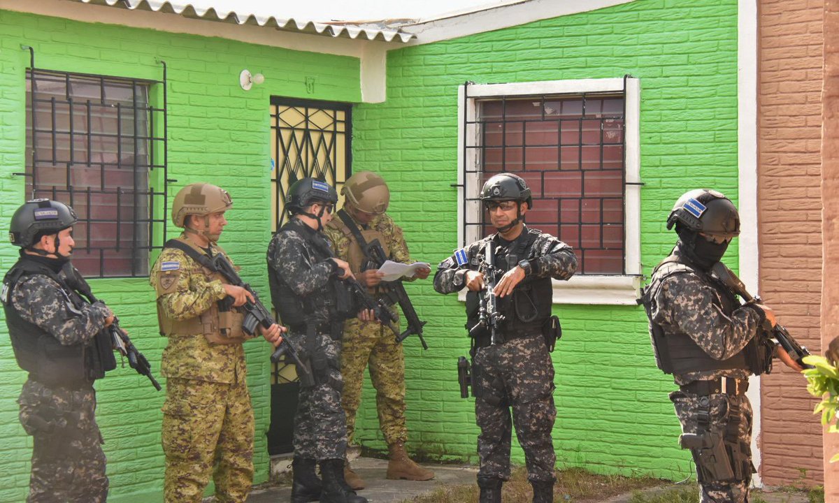 PATRULLAJES CONSTANTES EN ILOPANGO🫡

En el marco del Plan Control Territorial, personal de la Fuerza Armada y la Policía Nacional Civil mantiene presencia activa en colonias y zonas residenciales de Ilopango, como parte del cerco de seguridad que continúa firme.

Estos