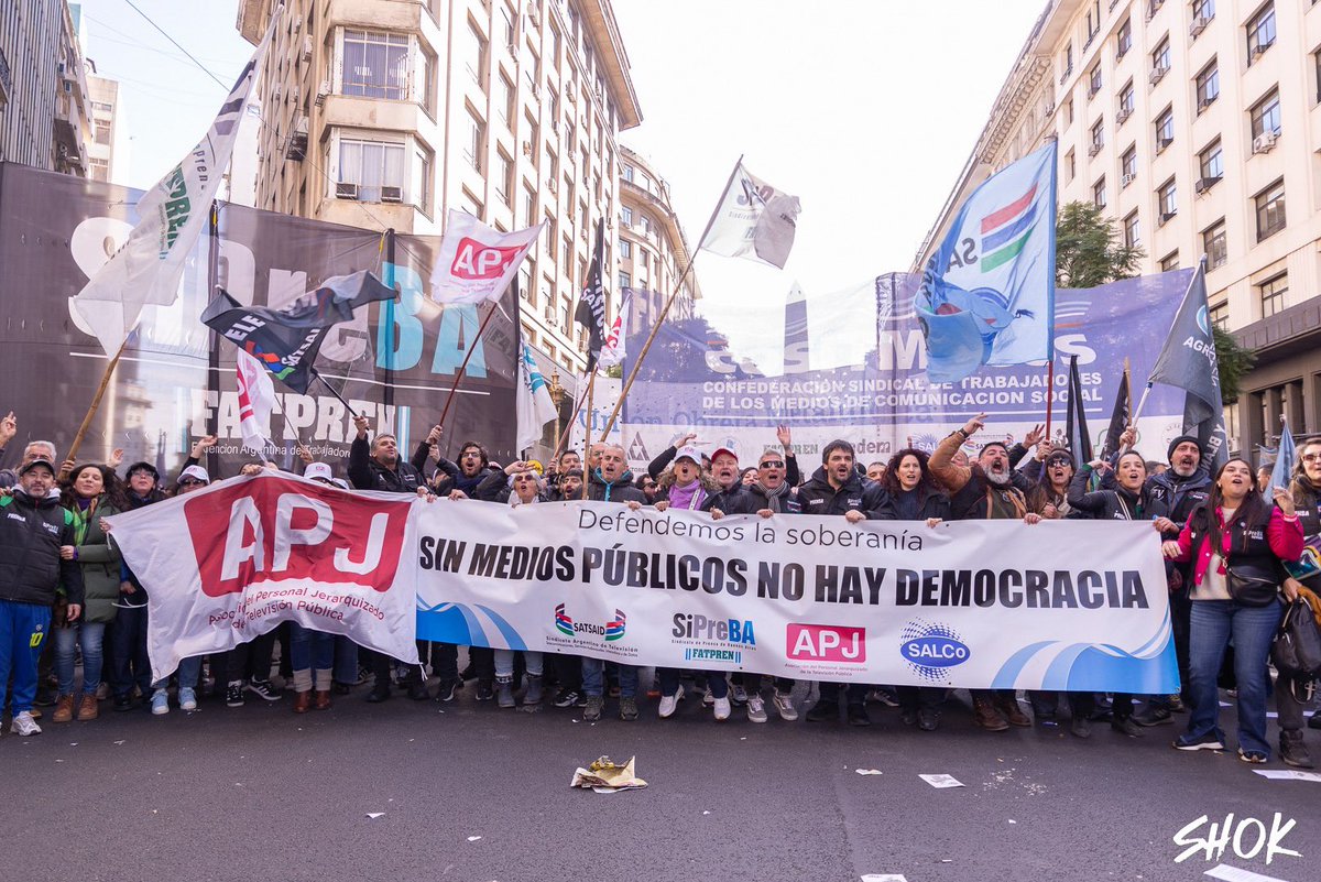 shokargentina's tweet photo. » Frente el recorte salarial y el avance contra los derechos laborales, más de 150 sindicatos y organizaciones sociales realizaron una masiva movilización al ministerio de Desregulación a cargo de Federico Sturzenegger. https://t.co/SkEtWnZ2wI