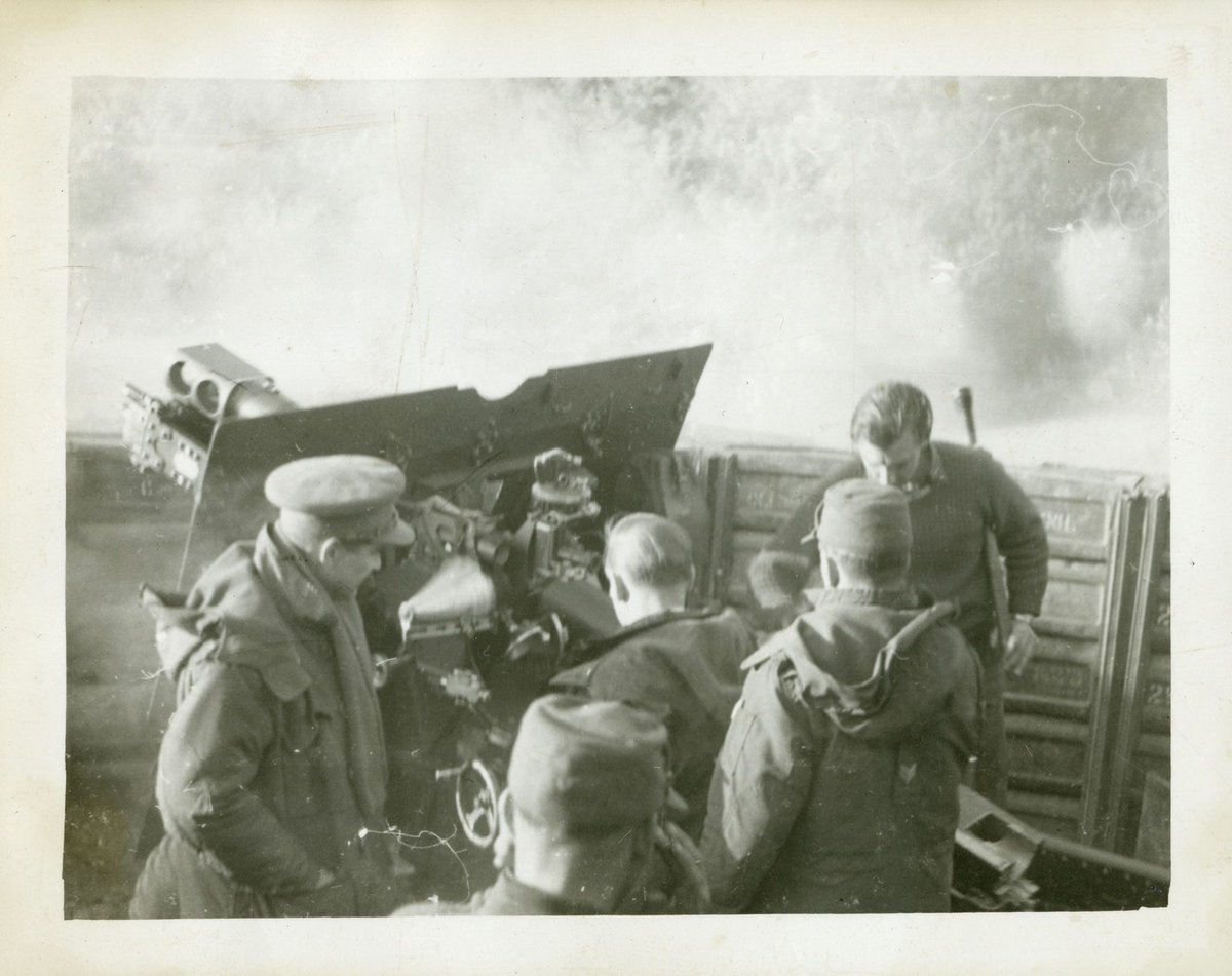 They served far from home. 🇰🇷🇨🇦

From 1950 to ’53, over 26,000 Canadians fought in the Korean War. 516 never returned.

📷 Gunners of the 1st Royal Canadian Horse Artillery fire on Chinese positions, Dec 25, 1952.

#LestWeForget #KoreanWar
CWM 20110039-004_76