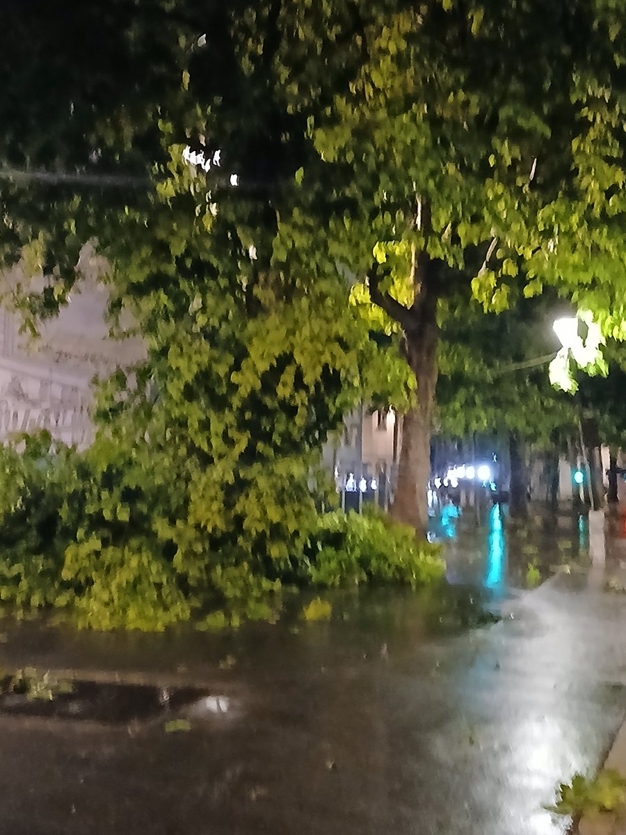 Pilar17paris's tweet photo. #orage #paris17 #paris18
#guymoquet #placenavier #paris https://t.co/P2MepkpD2U