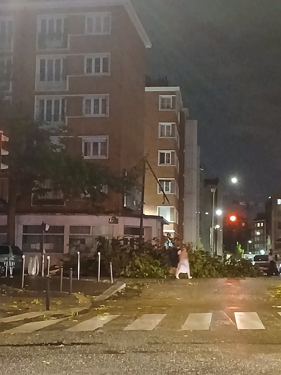 Pilar17paris's tweet photo. #orage #paris17 #paris18
#guymoquet #placenavier #paris https://t.co/P2MepkpD2U