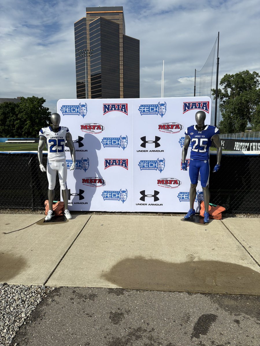 BennettCh10534's tweet photo. Had a great time being competitive and learning at Lawrence tech today I didn’t much pictures or videos today but had some great ones @Ty_Washburn7477 @JustinZWhite @daTalleyman @MichFBFrenzy @PrepRedzone @CoachOlejniczak https://t.co/6Lr48xJ9Gl