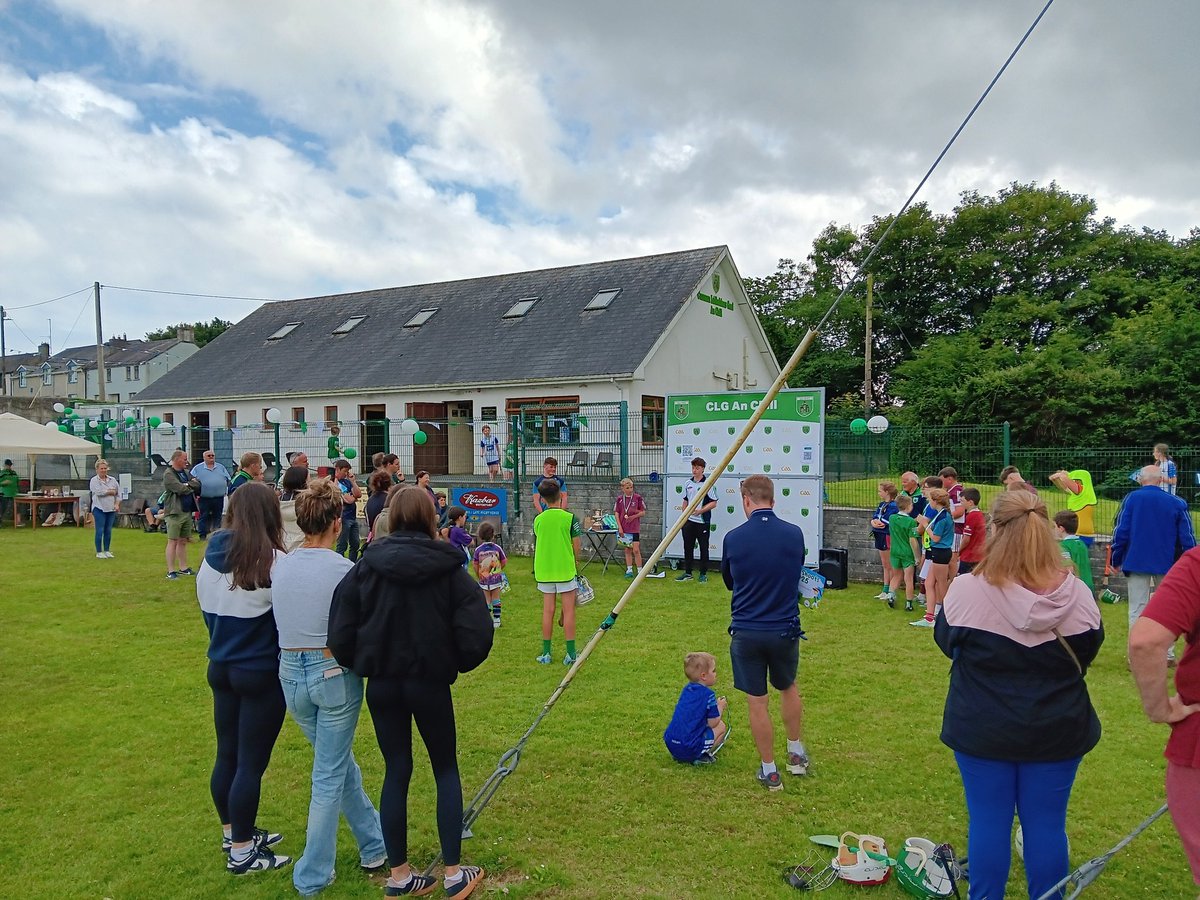 WhelanGavin's tweet photo. Huge thanks to Donal Queally (Club Coaching Officer) and his team for their outstanding work &amp; commitment throughout the year through the excellent #ClubSchoolLink, which is brilliant for us as GDC's to see, 👏👏 also to the pupils &amp; staff in #KillNS ✅️🟢⚪️🏐🏑 #GAA https://t.co/O2uXTAVCs0
