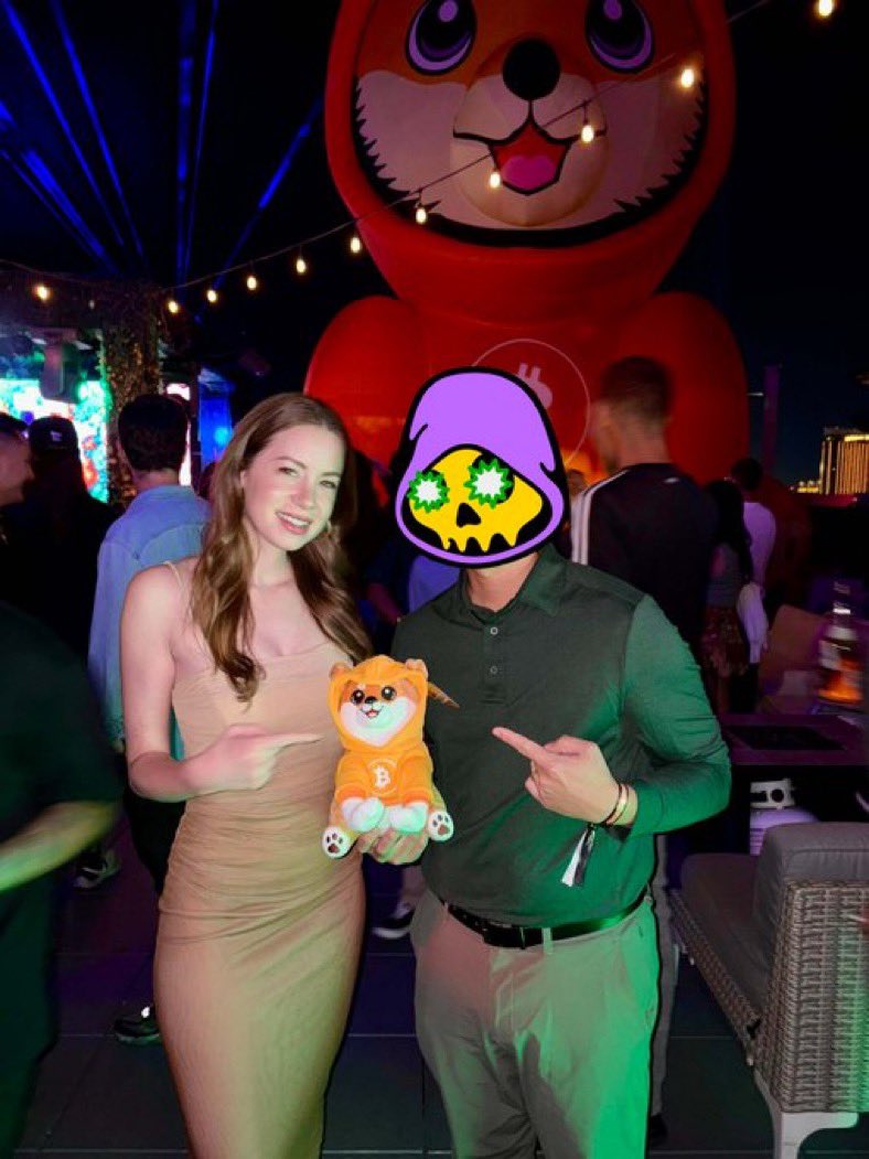 ElizabethOls0n's tweet image. $DOG army is unstoppable.
But it wouldn’t be the same without fearless leaders like @cryptolution101
Loved finally meeting this chad in Vegas!
