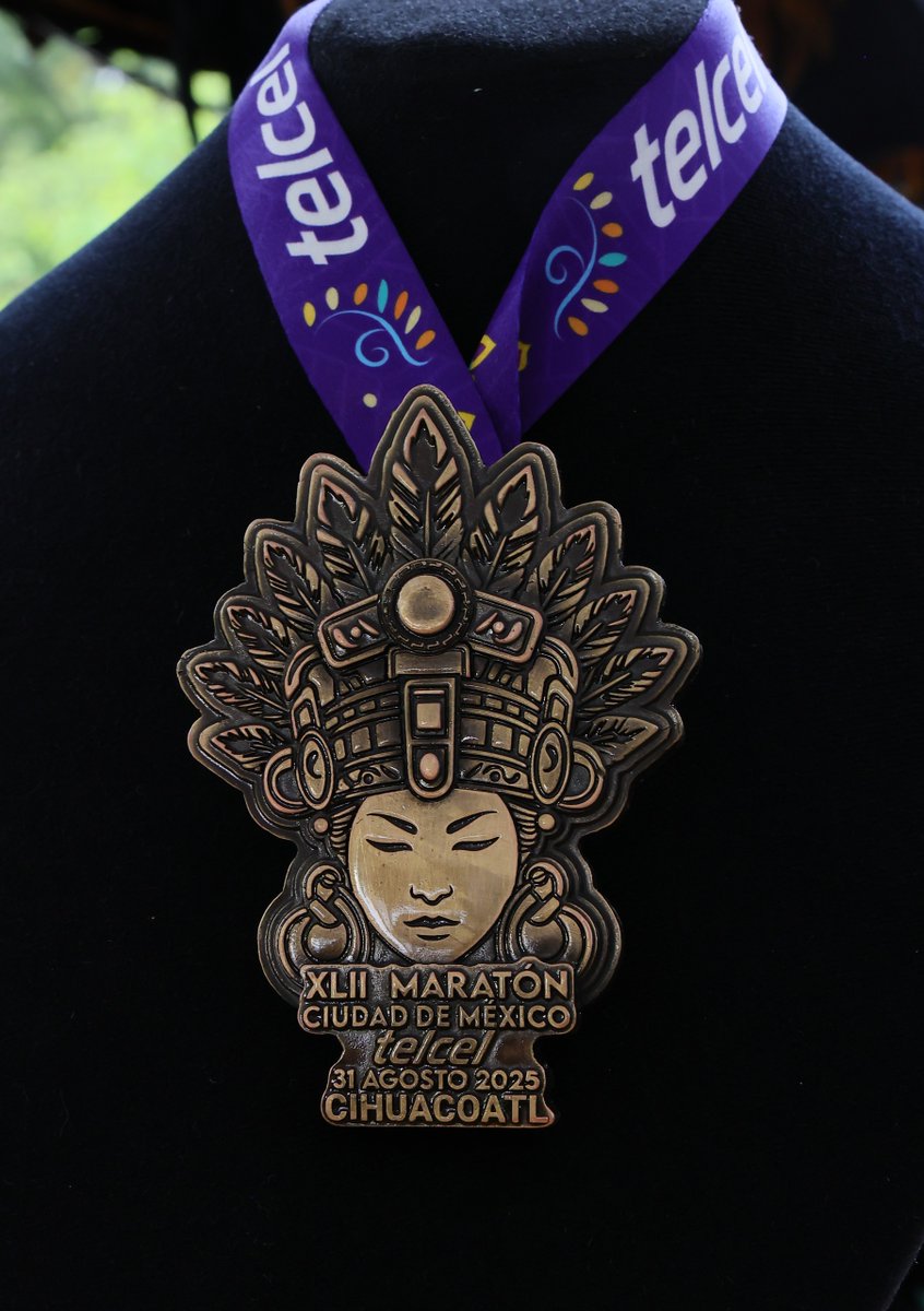 ClaraBrugadaM's tweet photo. Desde el Bosque de Chapultepec, presentamos las playeras y medallas oficiales del @MaratonCDMX
 y del @21KCDMX de la Ciudad de México, que se celebrarán el 13 de julio y el 31 de agosto. Este año, más de 30 mil corredores nacionales e internacionales participarán en cada competencia, en un homenaje a nuestras raíces y a los pueblos que dieron origen a esta ciudad. 

Las medallas representan al quetzal y a la diosa Cihuacóatl, símbolos de libertad, fuerza y belleza en movimiento. 

Acompañada del titular del @DeporteCDMX , Javier Peralta Pérez; del director de Marketing de BBVA, Enrique Cornish Stanton; del subdirector de Comunicación y Alianzas Gubernamentales de América Móvil, @RenatoFloresC; y grandes atletas  presentamos el Maratón como ejemplo de lo que se logra cuando iniciativa privada, sociedad civil y gobierno se unen. 

Las y los corredores que crucen la meta recibirán el Reconocimiento Painani y serán distinguidos como Embajadores del Deporte y la Paz.

¡Sigamos trabajando para que nuestra #CapitalDeLaTransformación sea la más deportiva!