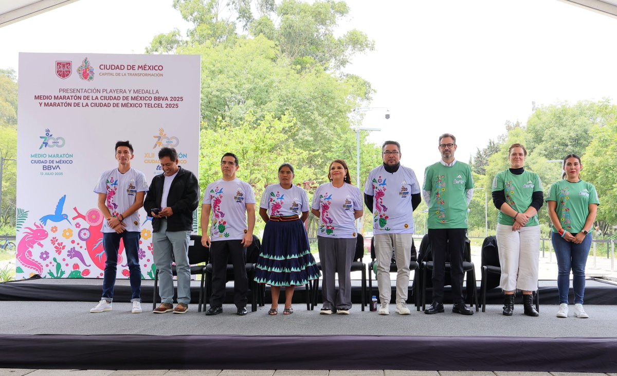ClaraBrugadaM's tweet photo. Desde el Bosque de Chapultepec, presentamos las playeras y medallas oficiales del @MaratonCDMX
 y del @21KCDMX de la Ciudad de México, que se celebrarán el 13 de julio y el 31 de agosto. Este año, más de 30 mil corredores nacionales e internacionales participarán en cada competencia, en un homenaje a nuestras raíces y a los pueblos que dieron origen a esta ciudad. 

Las medallas representan al quetzal y a la diosa Cihuacóatl, símbolos de libertad, fuerza y belleza en movimiento. 

Acompañada del titular del @DeporteCDMX , Javier Peralta Pérez; del director de Marketing de BBVA, Enrique Cornish Stanton; del subdirector de Comunicación y Alianzas Gubernamentales de América Móvil, @RenatoFloresC; y grandes atletas  presentamos el Maratón como ejemplo de lo que se logra cuando iniciativa privada, sociedad civil y gobierno se unen. 

Las y los corredores que crucen la meta recibirán el Reconocimiento Painani y serán distinguidos como Embajadores del Deporte y la Paz.

¡Sigamos trabajando para que nuestra #CapitalDeLaTransformación sea la más deportiva!