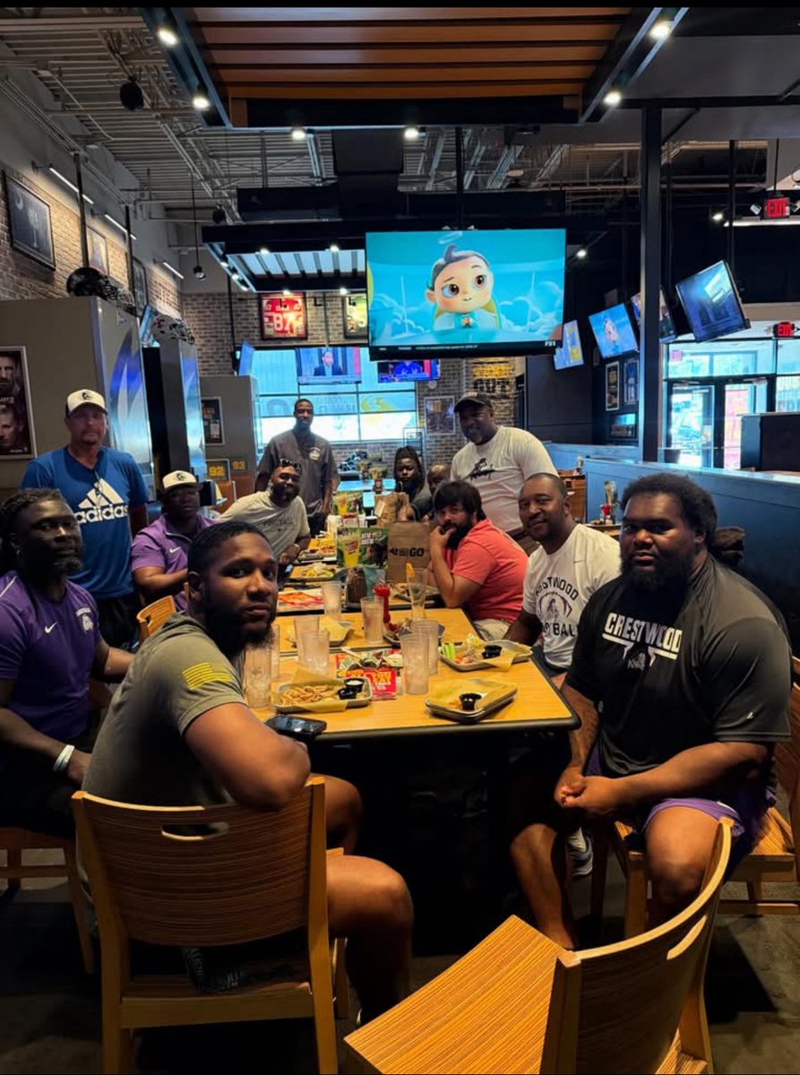 CoachBoults's tweet image. Brotherhood beyond the field.
After grinding through today’s practice, our coaching staff took time to connect at @BWWings Stronger relationships off the field = better results on it. #TheKnightWay 🛡️⚔️
