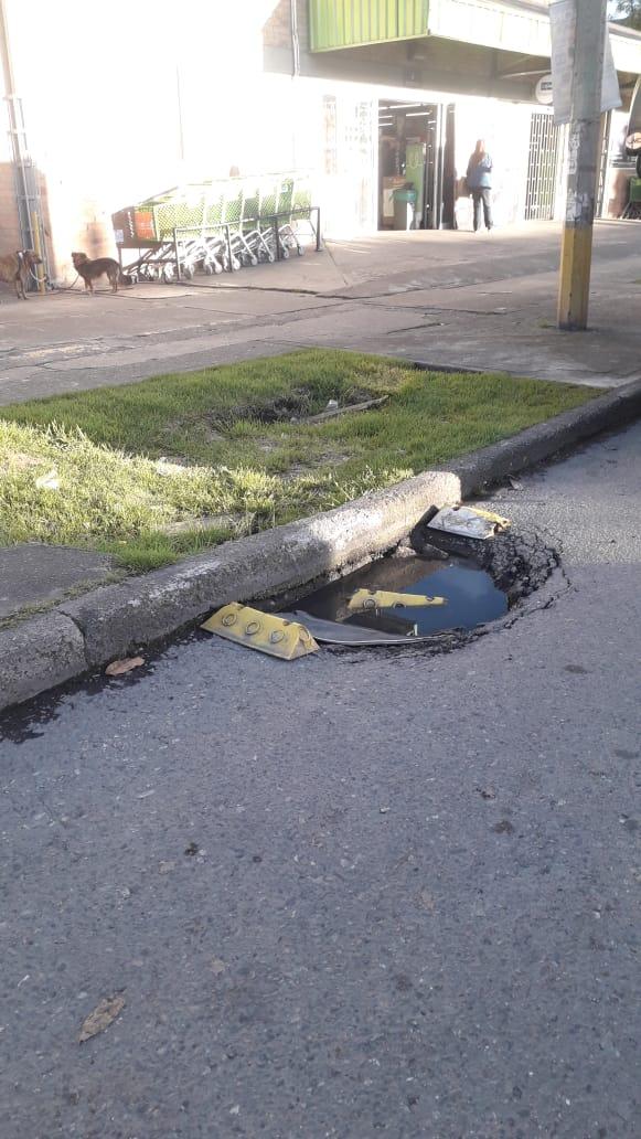 PerafanJC's tweet image. @AcueductoBogota fueron de la EAAB a arreglar una fuga subterranea pero dejaron los huecos y aun persiste la fuga. Dan radicados inocuos y el problema ahí.