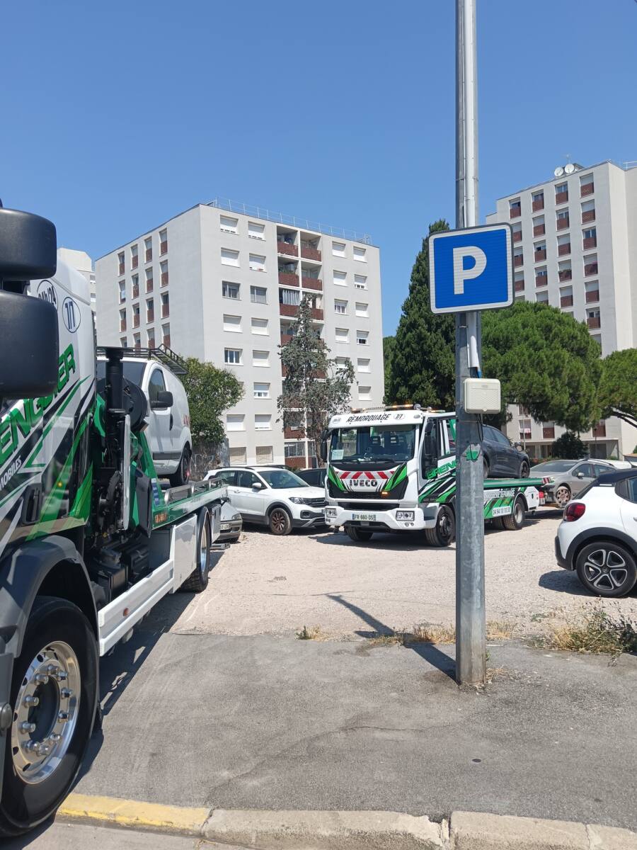 FredoSanto's tweet photo. It's good to see cities taking action to improve parking and traffic flow.  Those "ventouse" vehicles can really clog things up. Hopefully this helps make things easier for residents in La Seyne-sur-Mer. 

#parking #traffic #CityLife https://t.co/BpltN6g5dx