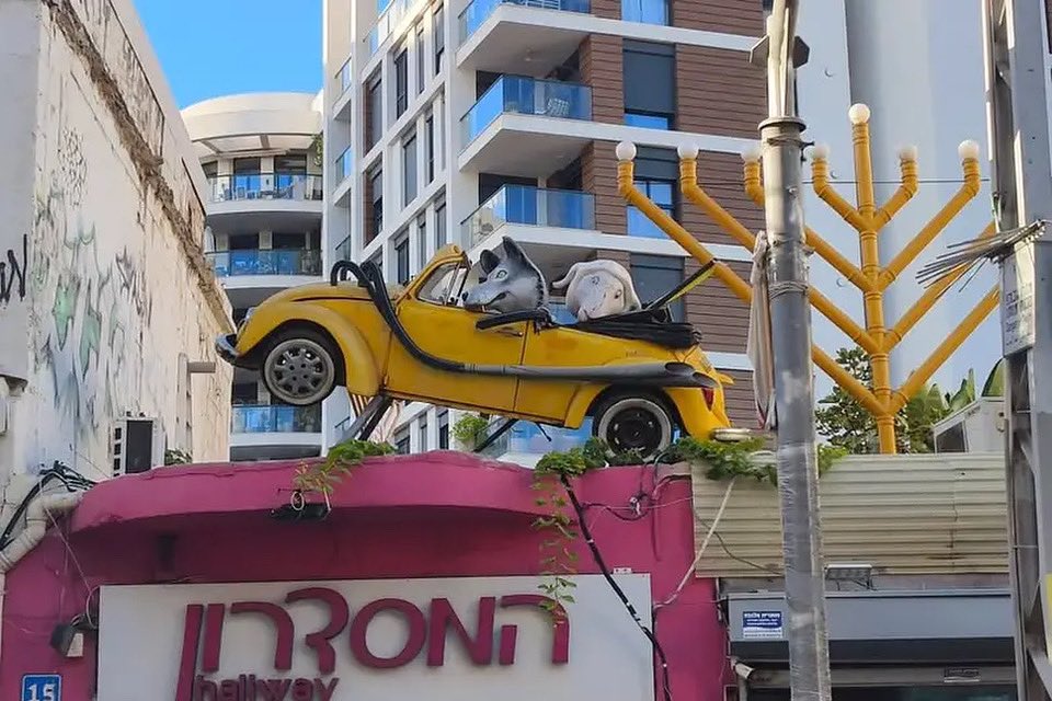 Con el contexto de la reciente guerra entre Israel 🇮🇱 e Irán 🇮🇷, la publicación se extiende sobre el concepto mismo de la guerra y sus fuentes históricas, políticas, sociales y religiosas.
📷: El lobo y el cordero representado en arte pop en Tel Aviv.
culturajudia.com/editorial/