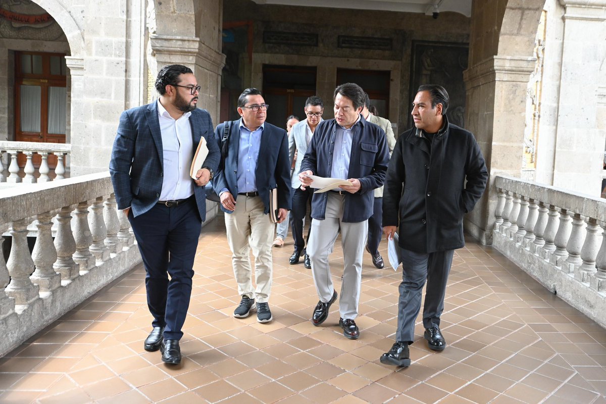 Sostuve una reunión de trabajo con el secretario de Educación Pública, Mario Delgado Carrillo <a href="/mario_delgado/">Mario Delgado</a>, y el dirigente de la Sección 7 de Chiapas, Isael González, junto con integrantes de este sindicato, donde analizamos temas educativos y reforzamos el compromiso con la