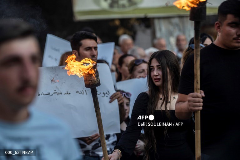 #Christian Syrians carry torches during a march in the northeastern city of #Qamishli on June 25, 2025, to express support for families of victims of a suicide attack on a church in #Damascus on the weekend. 
<a href="/Delilsouleman/">Delil souleiman</a>  / <a href="/AFPphoto/">AFP Photo</a>