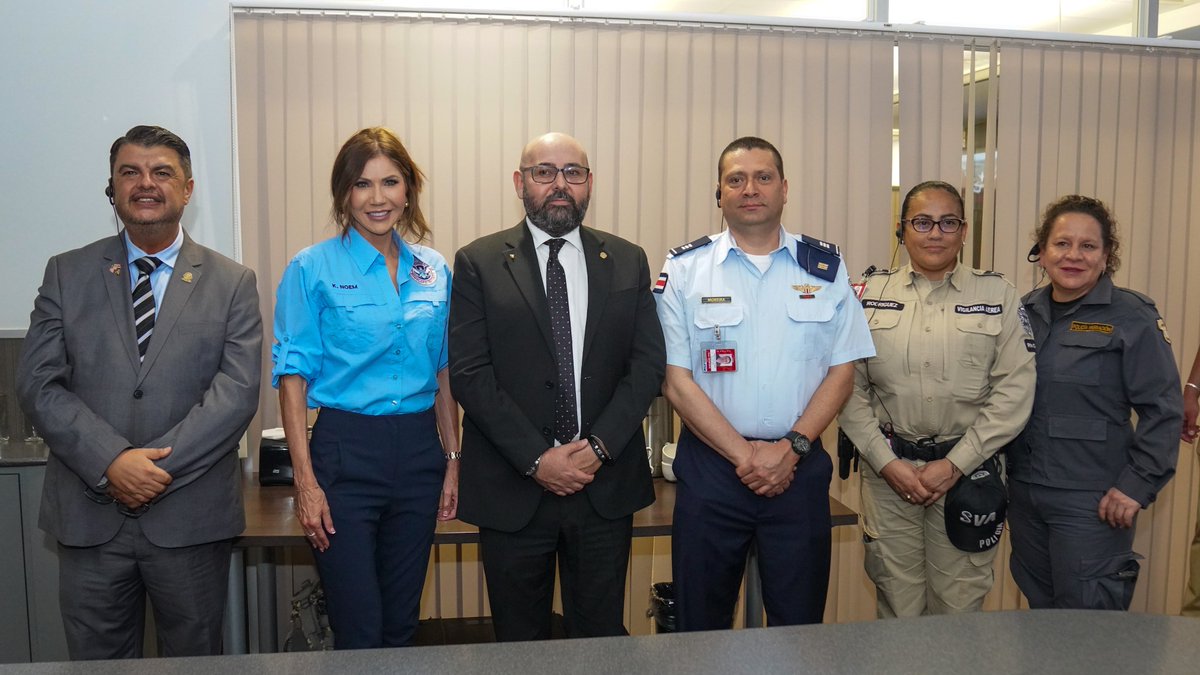La Secretaria Noem participó en el Programa Conjunto de Seguridad de Aduanas y Protección de Fronteras (JSP, en inglés). Este programa colabora con las autoridades costarricenses en los aeropuertos internacionales para detectar y detener a los viajeros de alto riesgo, incluidos