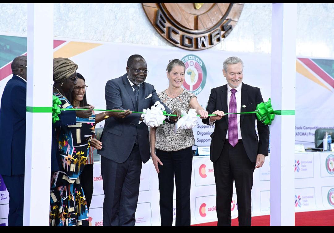 African Newspage (@africannewspage) on Twitter photo Day ECOWAS, EU Unveiled 4 Projects Advancing Peace and Trade in West Africa
<a href="/ecowas_cedeao/">Ecowas - Cedeao</a> Commission, in collaboration with the <a href="/EUinNigeria/">EU in Nigeria ๐ช๐บ๐ณ๐ฌ</a>, <a href="/GERinNigeria/">Germany in Nigeria</a> , and Spain, has launched four regional programs valued at โฌ110 million, aimed at strengthening peace, security, and Day ECOWAS, EU Unveiled 4 Projects Advancing Peace and Trade in West Africa
<a href="/ecowas_cedeao/">Ecowas - Cedeao</a> Commission, in collaboration with the <a href="/EUinNigeria/">EU in Nigeria ๐ช๐บ๐ณ๐ฌ</a>, <a href="/GERinNigeria/">Germany in Nigeria</a> , and Spain, has launched four regional programs valued at โฌ110 million, aimed at strengthening peace, security, and