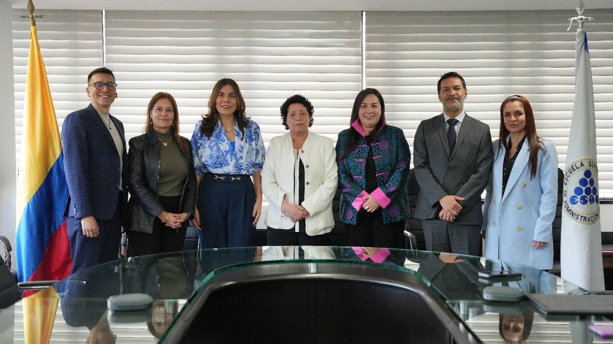 Felicitamos a los nuevos funcionarios que llegan a la <a href="/ESAPOficial/">ESAP Oficial</a>, quienes están listos para asumir el reto de contribuir al desarrollo de la comunidad esapista, reafirmando su compromiso de trabajar por el bienestar y crecimiento del país. 🔽