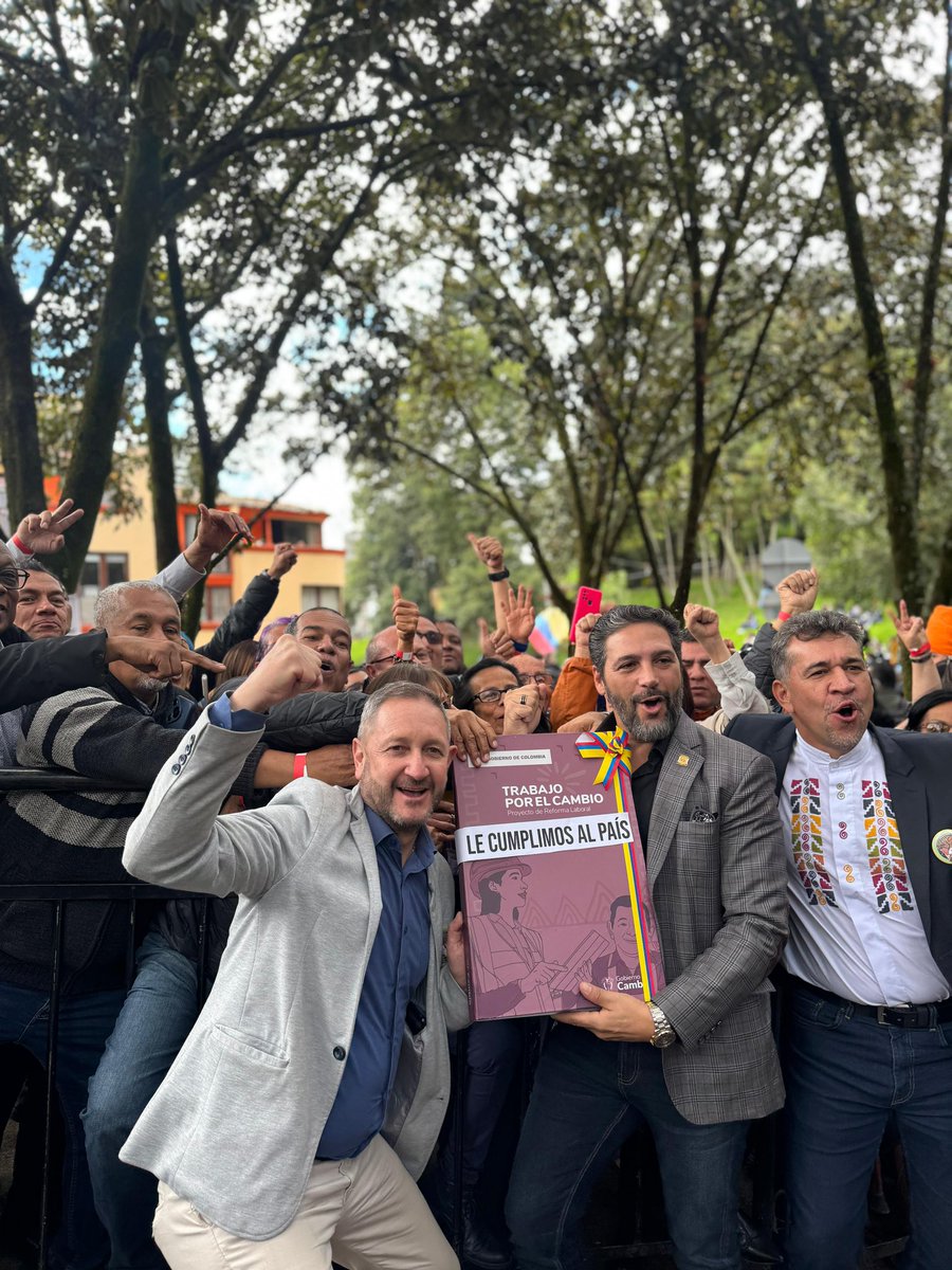 suarezvacca's tweet photo. Hoy el #GobiernoDelCambio hace historia.
Se restablecen derechos que durante años le fueron arrebatados al pueblo trabajador por gobiernos que legislaron para unos pocos.

Con la Reforma Laboral, avanzamos hacia la justicia social que tanto necesita Colombia:
✅ Se garantiza la formalización laboral
✅ Se protege la estabilidad en el empleo
✅ Se reconoce la equidad salarial para millones de trabajadores y trabajadoras

Hoy gana la dignidad. Hoy gana el pueblo trabajador.✊🏼✊🏼

#ElTrabajoDignoEsLey
