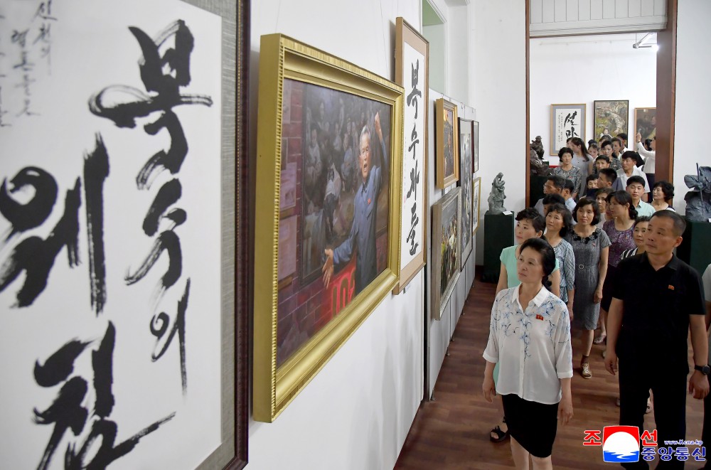 🎨 بمناسبة يوم النضال ضد الإمبريالية الأمريكية (25 يونيو)، افتُتح معرض فني في بيونغ يانغ يُجسد الجرائم الوحشية للإمبرياليين الأمريكيين واليابانيين، من خلال لوحات وتماثيل وأعمال خطية تعبّر عن الغضب الشعبي وروح الانتقام الثوري 🇰🇵🔥
#كوريا_الشمالية #كورياالديمقراطيةالشعبية #25يونيو