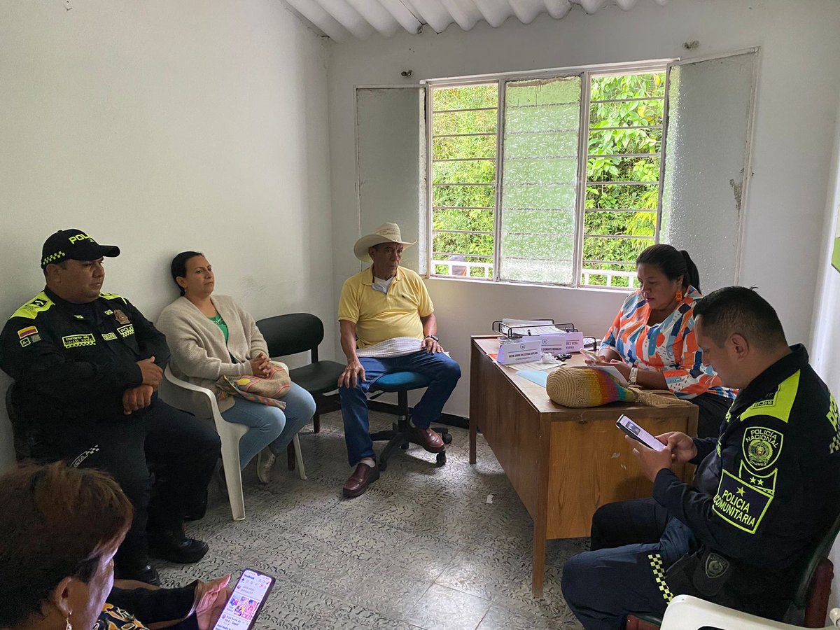 #Villavicencio | ¡Unidos por la seguridad y la convivencia! 🌟 Efectivos de Policía Nacional adscritos al CAI Caudal, se reunieron con la comunidad del sector de Buenavista, para escuchar sus problemáticas y trabajar juntos para encontrar soluciones. #SeguridadEnElTerritorio