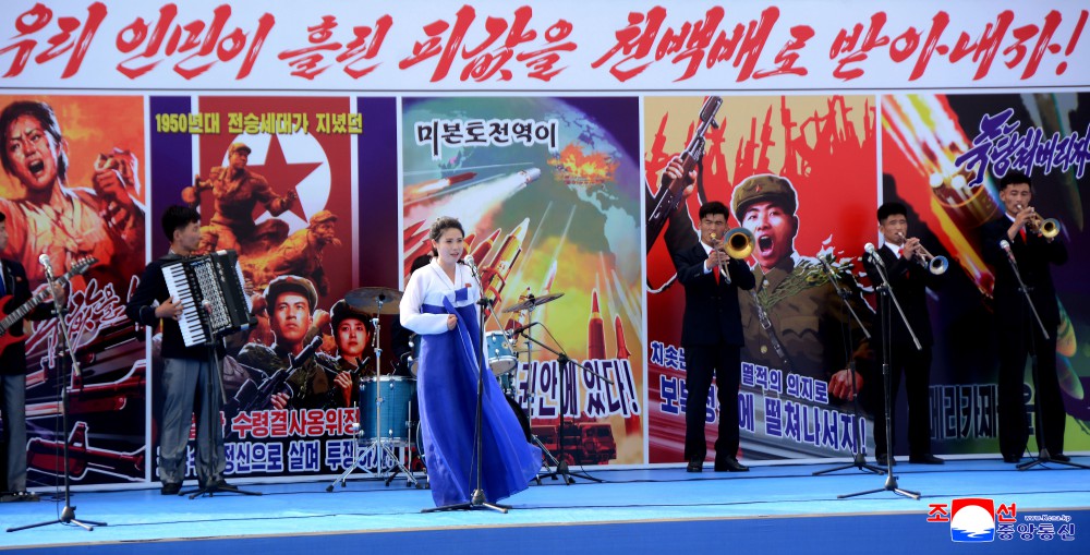 في 25 يونيو، خرجت مسيرات حاشدة في بيونغ يانغ وكل أنحاء البلاد لإحياء يوم النضال ضد أميركا، حيث عبّر الآلاف من العمال والطلاب والشباب عن غضبهم من جرائم الإمبريالية الأمريكية وتصميمهم الثوري على الثأر والولاء للقائد المحترم كيم جونغ أون 🩸✊

#كوريا_الشمالية 
#كورياالشمالية