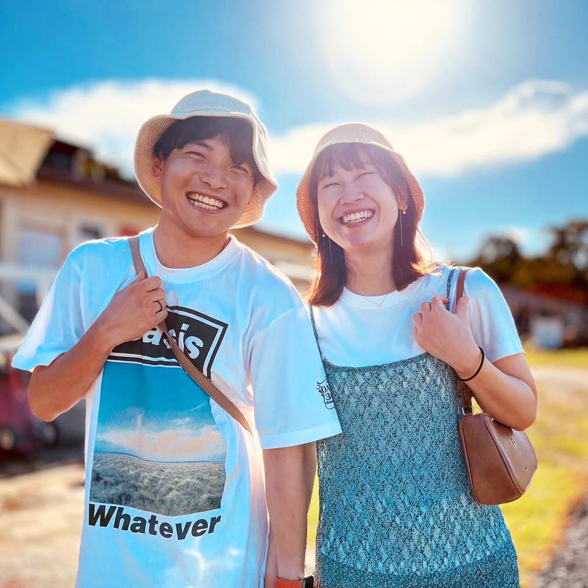 手を繋ぎながら歩くビーチ🌊夕日に照らされて笑いあう瞬間…
どんなシーンも自然と距離が縮まる魔法のようなロケーション🧵

これからのシーズンは、青く広がる海と太陽を浴びて輝く芝生のコントラストがさらに鮮やかに🌱
写真に映るカップルの皆さんも、夏を待ちきれない気持ちが溢れ出しています🏖️