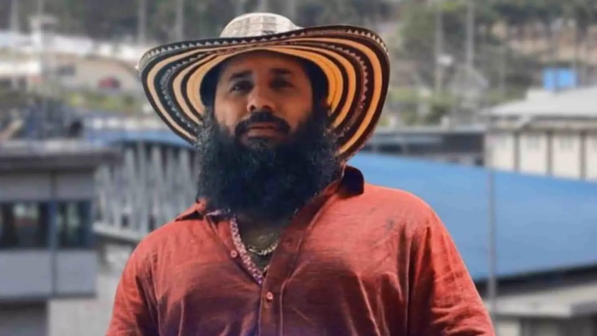 Fabiola Santana (@fabiolasantana2) on Twitter photo Militares capturaron a Alias Fito en Manabí.
Tenía un bunker en casa de unos familiares.
Estaba debajo de una piscina. Aún se verifica si alias Fede estaba con él <a href="/EcuavisaInforma/">Ecuavisa Noticias</a> Militares capturaron a Alias Fito en Manabí.
Tenía un bunker en casa de unos familiares.
Estaba debajo de una piscina. Aún se verifica si alias Fede estaba con él <a href="/EcuavisaInforma/">Ecuavisa Noticias</a>