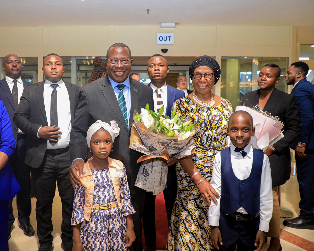 Watanzania mbalimbali waishio nchini Nigeria wakimpokea Makamu wa Rais wa Jamhuri ya Muungano wa Tanzania Mhe. Dkt. Philip Mpango wakati alipowasili Abuja nchini Nigeria kumwakilisha Rais wa Jamhuri ya Muungano wa Tanzania Mhe. Dkt. Samia Suluhu Hassan katika Mkutano wa 32 wa