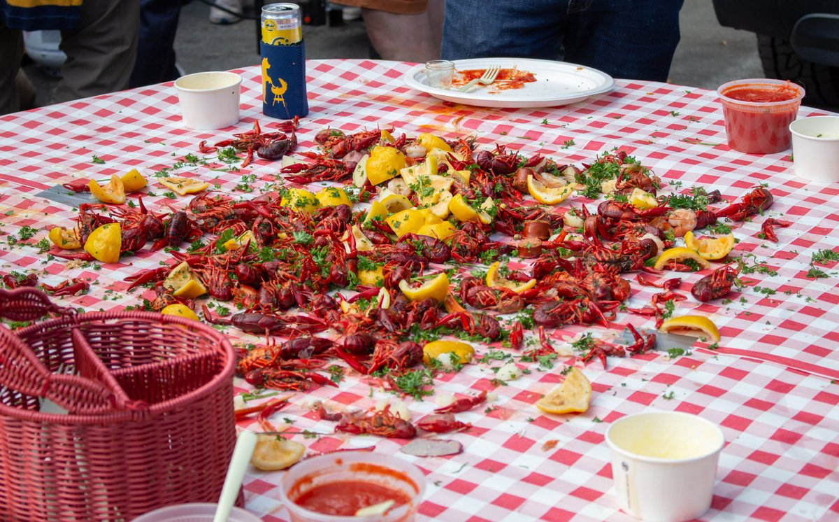 ToshingMyLupoi's tweet photo. cat's out of the bag chumps im boilin the Minnesota tailgate #nightgame #crawdads #sept13 https://t.co/ceIPP9x4DH