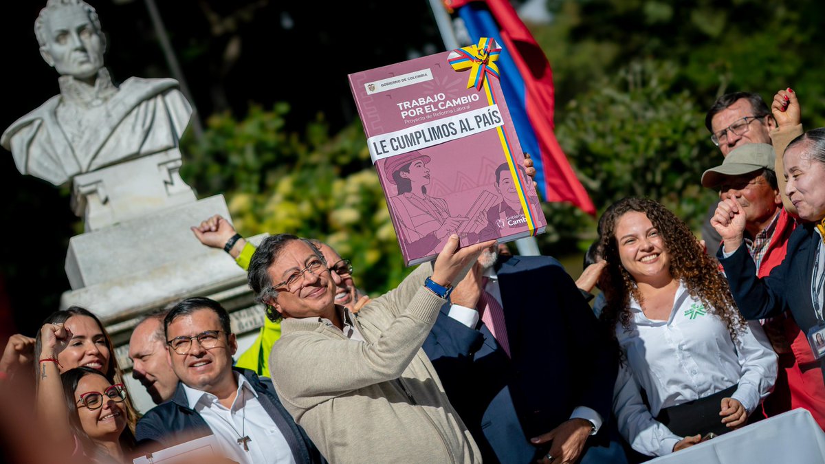 petrogustavo's tweet image. He firmado la Reforma laboral en la quinta de Bolívar y desde hoy es ley.

Hemos cumplido, estamos cumpliendo, ¡Palabra que sí!