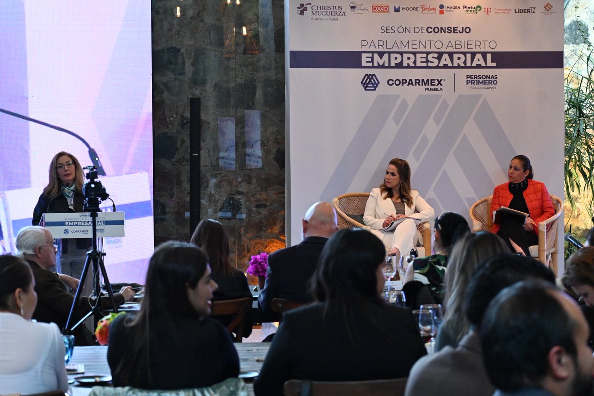 CoparmexPuebla's tweet photo. La presidenta del Centro Empresarial, Beatriz Camacho @CoparmexPdtePue, entregó a la presidenta de la Junta de Gobierno y Coordinación Política del @CongresoPue, Laura Artemisa García @artemisa_laura, las propuestas en materia de Ciberseguridad y Economía Circular de Mercado, resultado del Parlamento Abierto con nuestros socios.

En este ejercicio se reunieron académicos, especialistas y líderes empresariales para dialogar con apertura y responsabilidad sobre el futuro de Puebla.

Desde COPARMEX reafirmamos nuestro compromiso de ser un puente entre la sociedad y el poder legislativo para impulsar leyes claras, cuidar las libertades y construir un estado más justo y competitivo