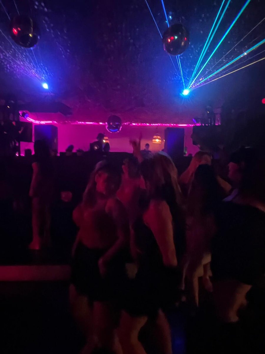 The music is very relaxing, perfect for dancing, and the drinks are great too🍸
P.S. It's best to go with a group of female friends👯‍♀️