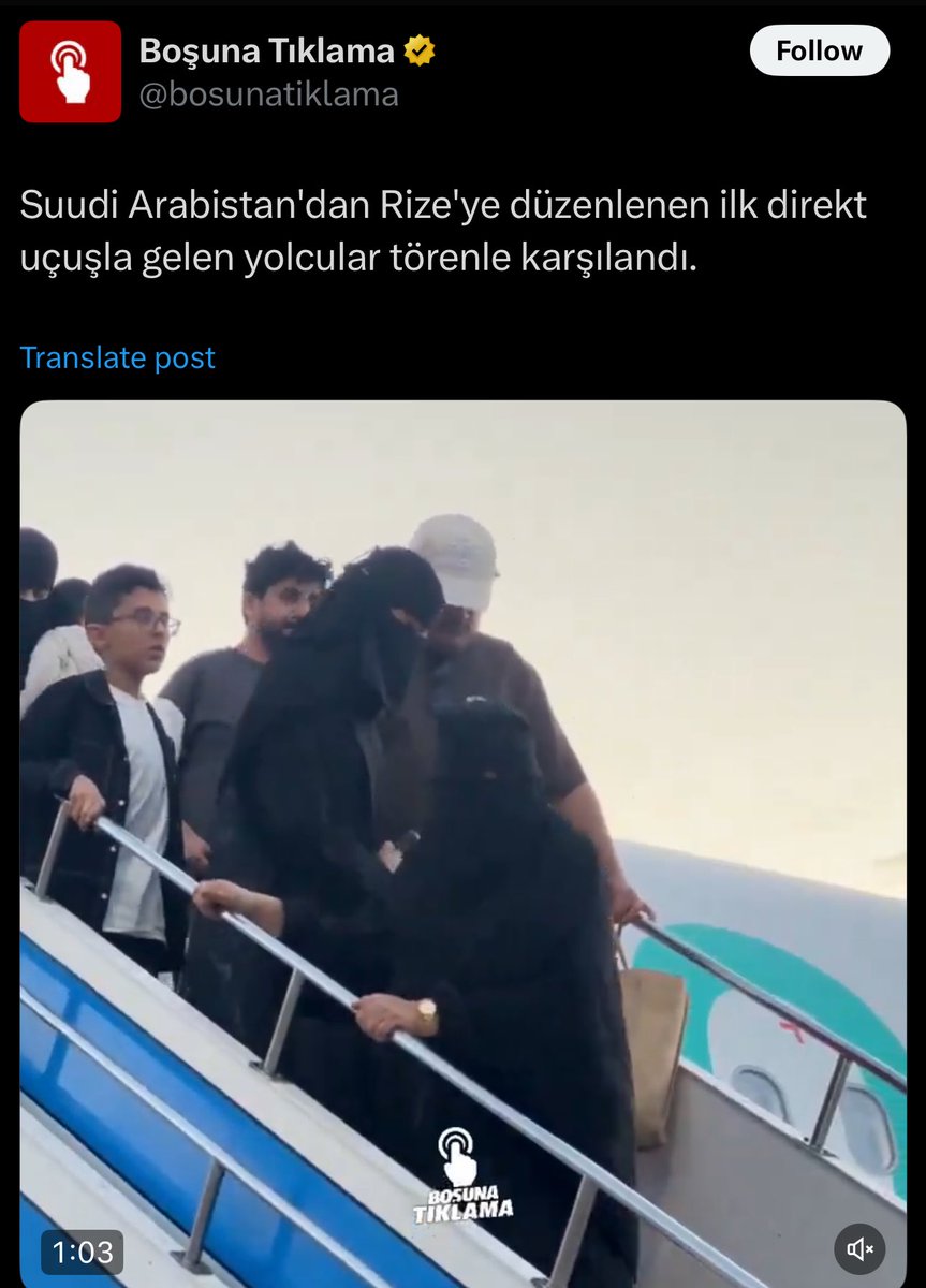 - Türklerin bu tweete yaptığı yorumları görünce aklıma geldi; millet sanki laik bi prensibi varmış gibi davranıyo, kadına ve tercihlerine saygı duyuyomuş gibi yapıyo. Ama bilmiyo ki o abaya giyen Suudi kadını bunu kendi isteğiyle yapıyo ve Türk kadınına göre kat kat daha özgür