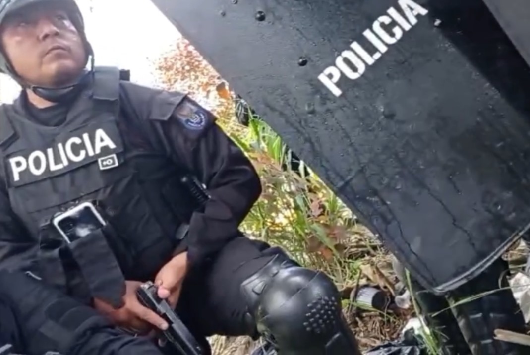 <a href="/PoliciaEcuador/">Policía Ecuador</a> <a href="/Comunalisis/">Comunálisis</a> <a href="/GeoCriticaEc/">Geografía Crítica Ec</a> <a href="/Cedhu/">Comisión Ecuménica de Derechos Humanos</a> <a href="/ONUecuador/">ONU Ecuador</a> <a href="/DEFENSORIAEC/">Defensoría del Pueblo de Ecuador</a> <a href="/AmnistiaOnline/">Amnistía Internacional Américas</a> <a href="/MaryLawlorhrds/">Mary Lawlor UN Special Rapporteur HRDs</a> <a href="/OITAndina/">OIT Países Andinos</a> <a href="/AlbertoAcostaE/">Alberto Acosta</a> <a href="/LeonidasIzaEc/">Leonidas Iza Salazar</a> En las comunidades y recintos del cantón Las Naves la mayoría de adultos, hombres y mujeres, tienen la tradición de llevar el machete en su cinturón o en la mano. Con este tipo de uniformados, cualquier persona con machete podría correr peligro.